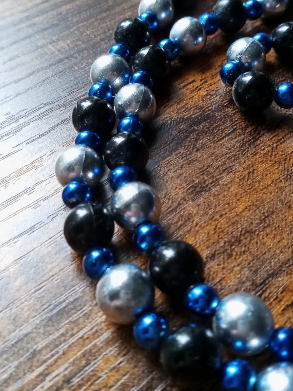 Vintage Mardi Gras Throw Bead Necklace w/3 Elvis Presley Figurines 🕺🎙️🎸⚡️ - Picture 15 of 16